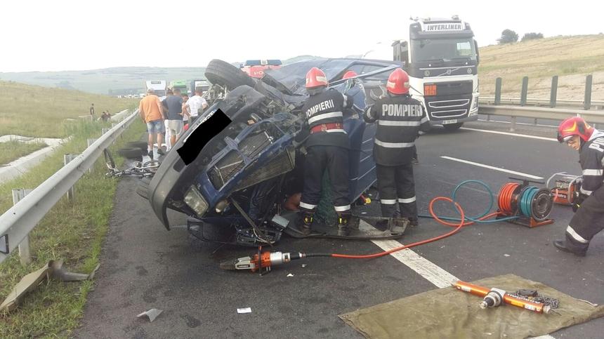 O nouă TRAGEDIE produsă din cauza neatenţiei la volan. Un grav accident rutier a avut loc pe Autostrada Sibiu - Orăştie: Un mort şi cinci răniţi, &icirc;ntre care doi inconştienţi