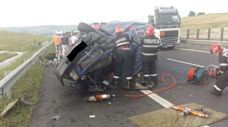 O nouă TRAGEDIE produsă din cauza neatenţiei la volan. Un grav accident rutier a avut loc pe Autostrada Sibiu - Orăştie: Un mort şi cinci răniţi, între care doi inconştienţi
