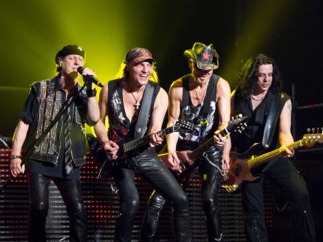 Mii de fani au fredonat cu Scorpions ''Wind of Change''  și  "Rock You Like a Hurricane". Greii muzicii  rock au făcut un spectacol extraordinar la Romexpo