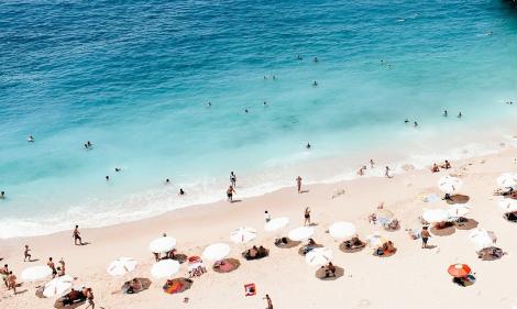 Relaxare pe plajele generoase din Lara, Antalya