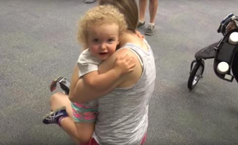 Nu există cuvinte, doar lacrimi! Momentul emoționant în care un copil, cu un picior amputat, aleargă pentru prima dată (VIDEO)