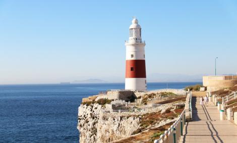 Traversează Strâmtoarea Gibraltar în descoperirea Spaniei și a Marocului