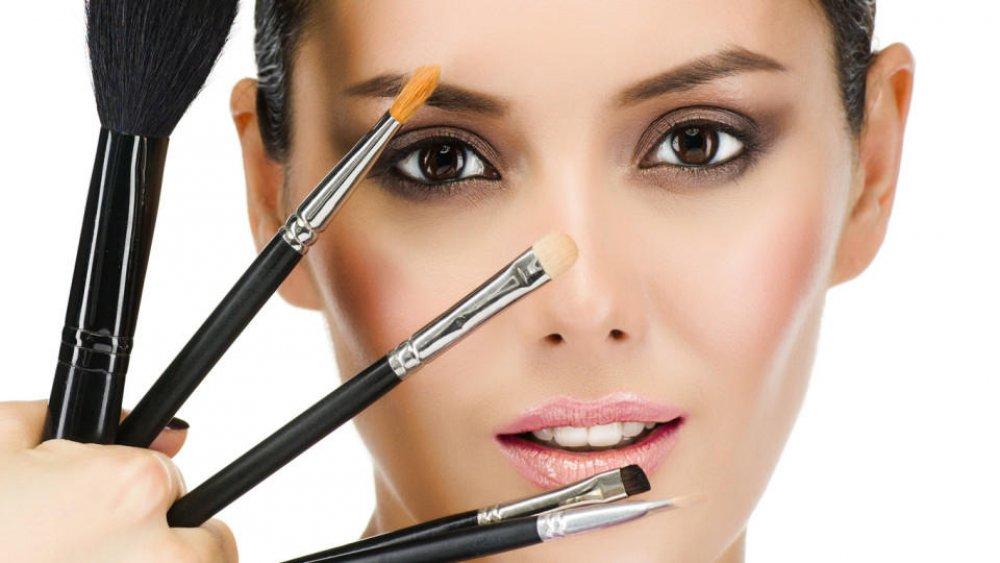 Adevărul din ritualul de aplicare a unui makeup – cât de mult contează pensulele și de ce
