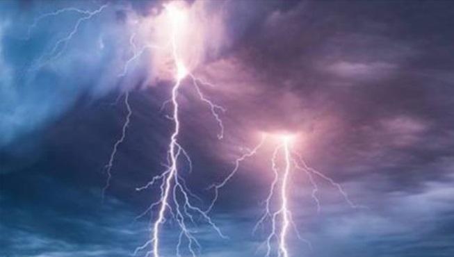 LOVIȚI DE FULGER. Un bărbat a murit, iar o femeie a fost rănită