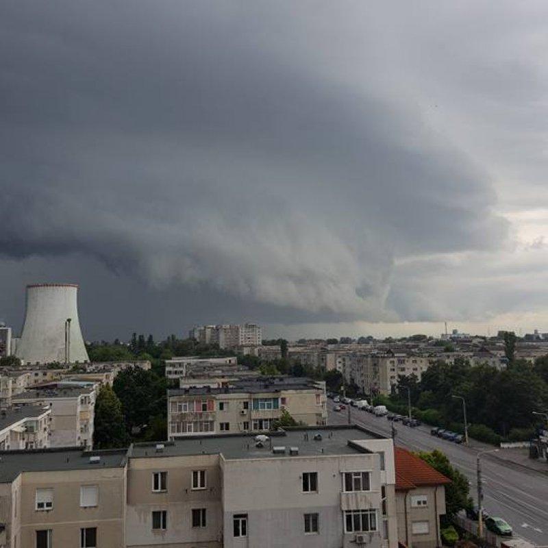 VREMEA a luat-o razna! Aproape toată țara e sub COD GALBEN de furtuni, v&acirc;nt, ploi și grindină