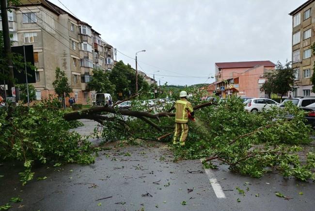 Vremea schimbă foaia! Furtuna a făcut ravagii, aseară și continuă : "Un st&acirc;lp de curent a căzut pe casă"