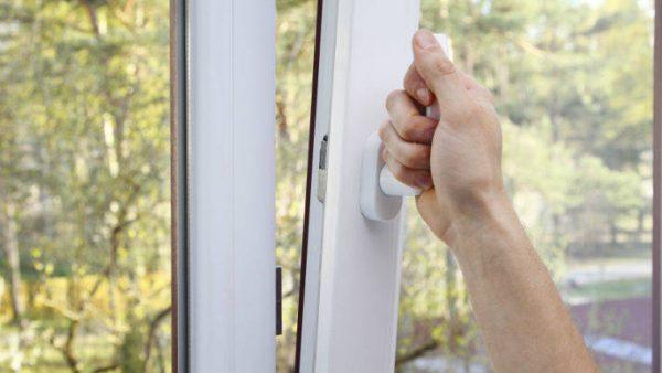 Trucurile pe care vrei să le ştii dacă NU ai aparat de AER CONDIŢIONAT. Aşa răcoreşti rapid casa!