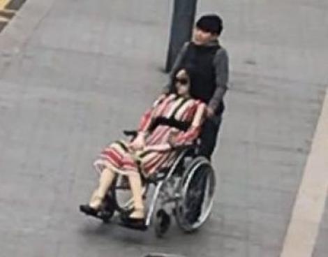 VIRAL / Bărbat, filmat în timp ce plimba o păpușă gonflabilă într-un cărucior cu rotile (VIDEO)