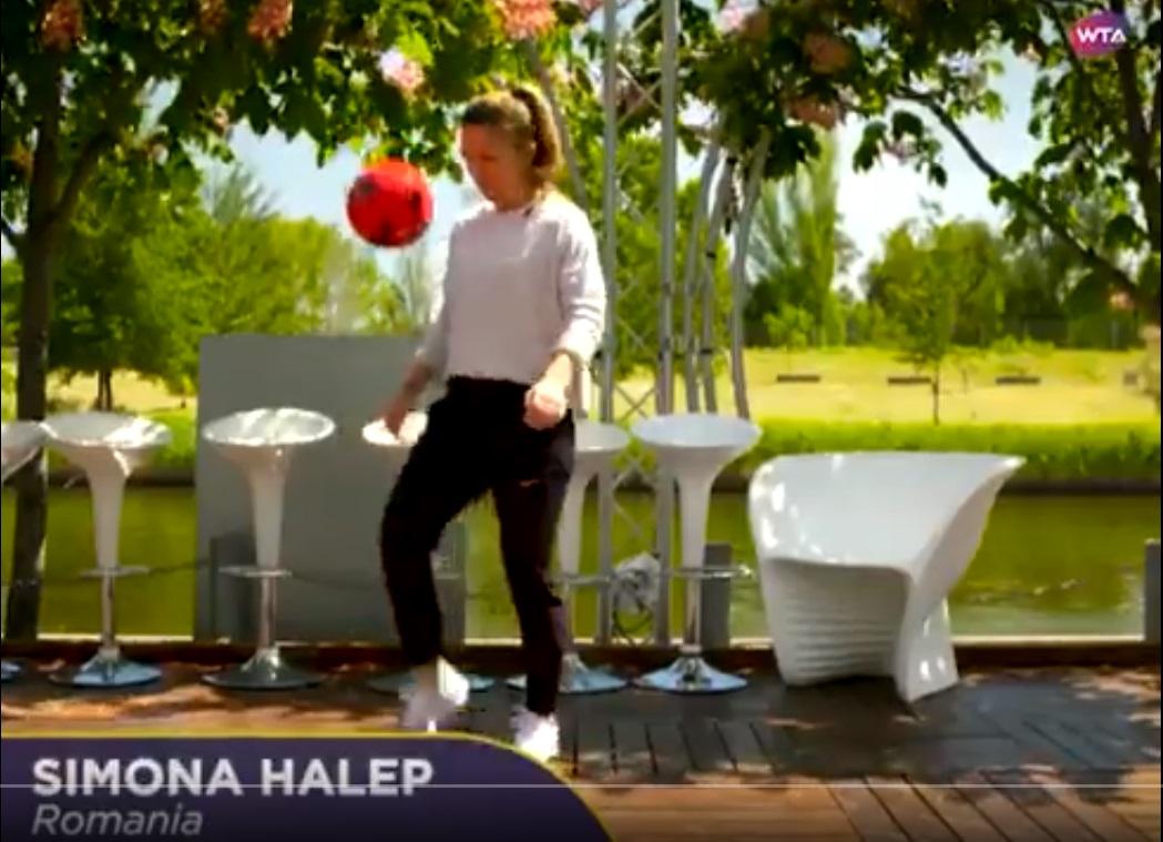 Campioană la Roland Garros, "fotbalistă" &icirc;n timpul liber! Simona Halep, "jonglerii" cu mingea de fotbal (VIDEO)