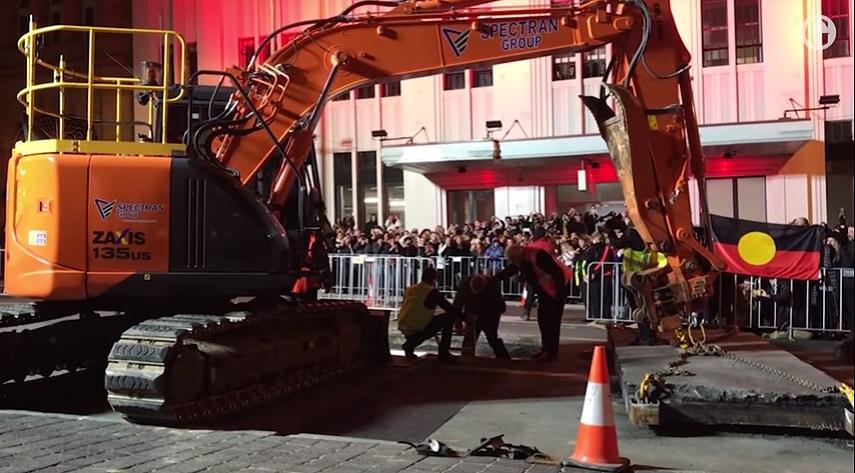 Un artist &icirc;n v&acirc;rstă de 73 de ani s-a &icirc;ngropat &icirc;ntr-o şosea aglomerată!  De ce acest gest nebunesc: &bdquo;Este un răspuns la violenţa totalitară!&rdquo;