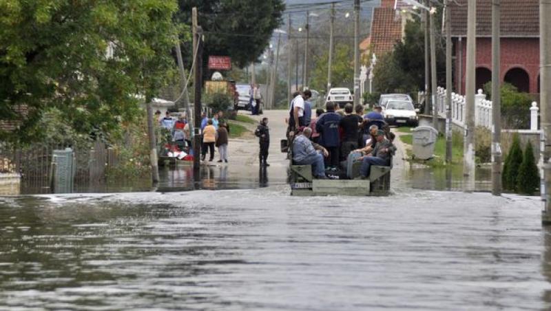 Zeci de gospodării, locuinţe şi drumuri inundate în urma ploilor torenţiale şi a furtunilor din ultimele 24 de ore. Imagini apocaliptice