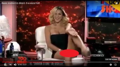 O asistentă sexy a recreat celebra scenă din „Basic Instinct” în direct la TV! Blonda și-a ridicat un picior în sus și telespectatorii au amuțit!