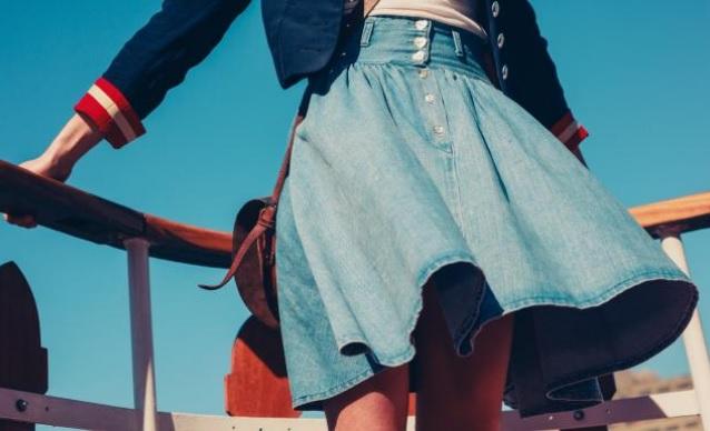 Fotografierea sub fustele femeilor va deveni infracțiune &icirc;n Marea Britanie! PEDEAPSĂ DURĂ pentru cei care vor mai face asta!