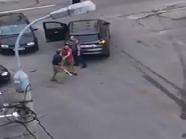 Scandal uriaș &icirc;ntr-o parcare din Pitești! Un șofer nervos a luat ranga și și-a făcut dreptate!