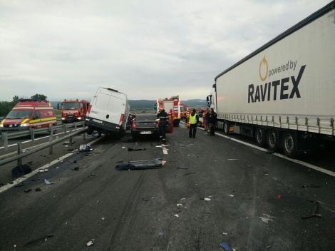 Imagini sfâșietoare! A fost carnagiu pe autostrada A1: Patru oameni au murit sub mormanele de fiare ale autoturismelor implicate în accident