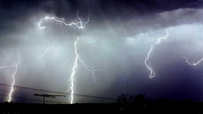 E prăpăd &icirc;n aproape toată țara! Meteorologii au emis noi avertizări de ploi abundente și furtuni &icirc;n mai multe judeţe