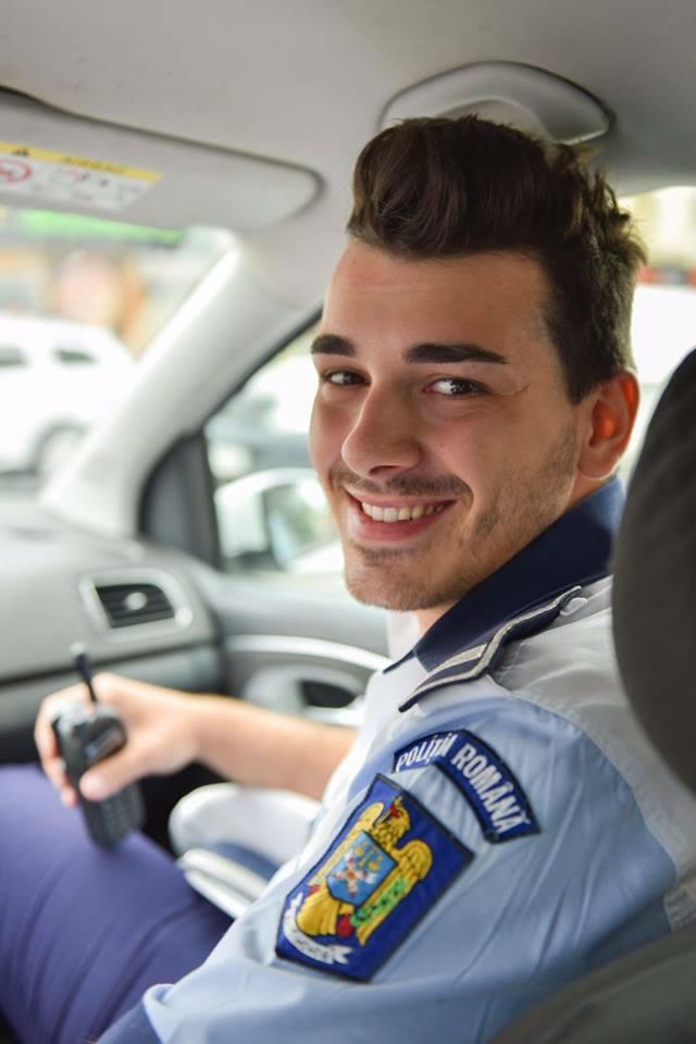 HAHA! Răspunsul e VIRAL! Un șofer i-a luat la &icirc;ntrebări pe polițiștii de la Rutieră: "Ia jucați-o p-asta! Dacă merg cu 160 km/h, iar din față bate v&acirc;ntul...?"