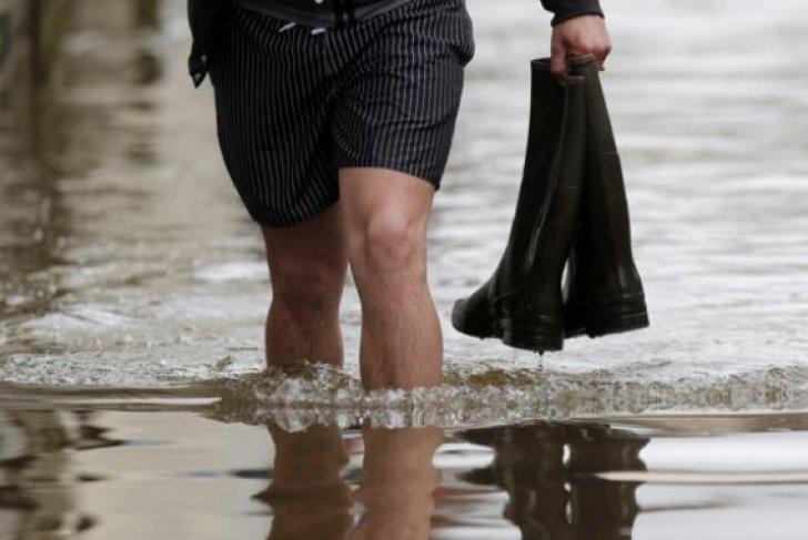 Potopul pune stăp&acirc;nire pe Rom&acirc;nia și ia primele vieți omenești: Un bărbat a murit luat de viitură, după avertizarea de COD ROȘU