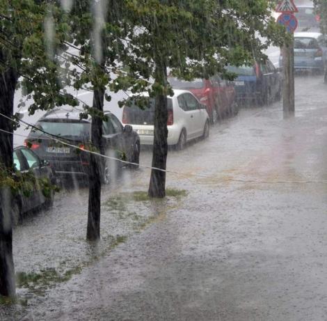 Ploile torențiale au făcut ravagii în Capitală! Puhoaiele de apă au acoperit un bulevard întreg