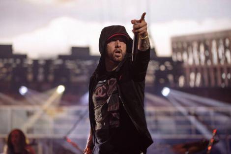 Eminem pune piciorul în prag! Mesajul DUR transmis celor care l-au criticat pentru „atacul armat” din show-ul său