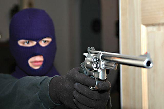 &Icirc;n Ardeal, ca-n Vestul Sălbatic! Jaf la o bancă din Cluj: Un bărbat cu faţa acoperită şi &icirc;narmat cu un cuţit a ameninţat angajaţii şi a luat banii