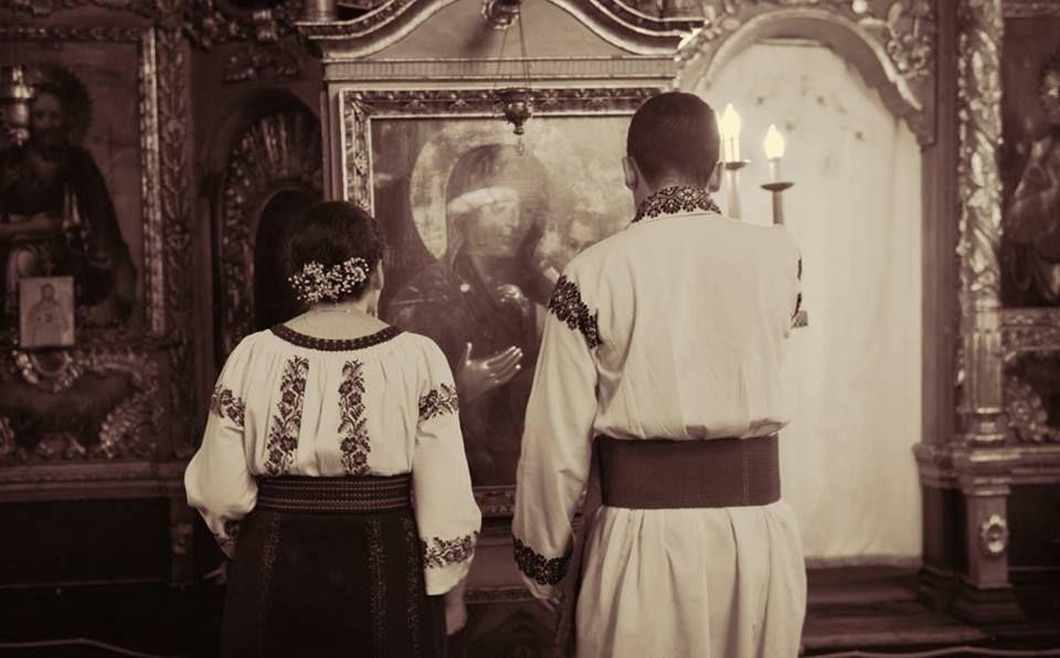 Manifestul ultraortodox, devenit viral pe rețelele de socializare din Rom&acirc;nia: &bdquo;Dacă dai cu agheasmă &icirc;n casă, ești retrograd; dacă aprinzi bețișoare tibetane, ești open-minded!&rdquo;