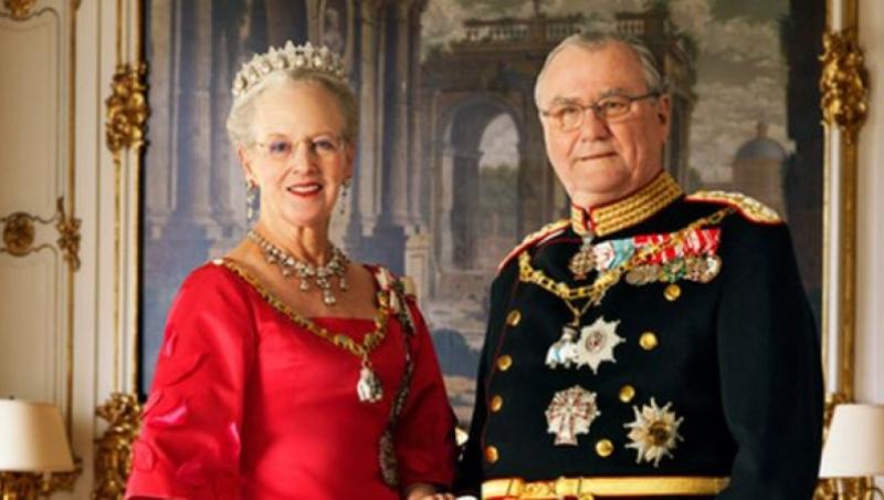 65 de ani de la încoronarea reginei Elisabeta a II-a! Aflată în Etiopia, a aflat că tatăl ei a murit în somn și că e REGINĂ! Povestea rochiei de mătase, grea cât suverana însăși!