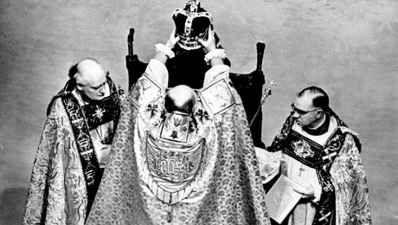65 de ani de la încoronarea reginei Elisabeta a II-a! Aflată în Etiopia, a aflat că tatăl ei a murit în somn și că e REGINĂ! Povestea rochiei de mătase, grea cât suverana însăși!