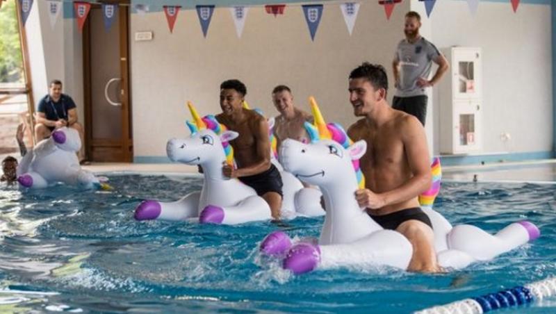 După muncă, și răsplată! DEZMĂȚ la piscină pentru jucătorii Angliei, după ce au învins Tunisia la Cupa Mondială. Fotbaliștii, călare pe…inorogi. FOTO