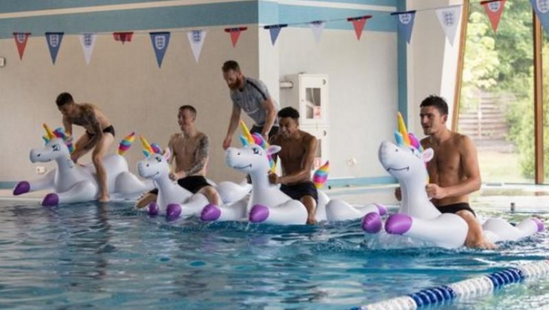 După muncă, și răsplată! DEZMĂȚ la piscină pentru jucătorii Angliei, după ce au învins Tunisia la Cupa Mondială. Fotbaliștii, călare pe…inorogi. FOTO