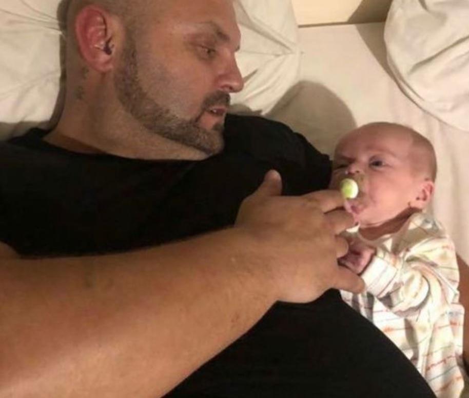 Povestea sf&acirc;șietoare a unui DJ cunoscut! I-a spus fiului său &rdquo;Te iubesc&rdquo;, iar mai apoi a &icirc;ncercat să-l adoarmă! Ce s-a &icirc;nt&acirc;mplat c&acirc;teva ore mai t&acirc;rziu e cumplit!&nbsp;