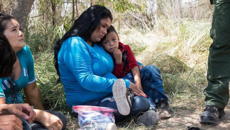 O familie de vedete a donat 100.000 de dolari pentru copiii separaţi de părinţii imigranţi! IMAGINILE DURERII: micuți care nu înțeleg de ce sunt închiși în cuști și de ce părinții îi lasă acolo