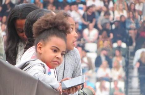 Fiica artiștilor Beyonce și Jay-Z, ORIPILATĂ la un concert al părinților ei. Micuța a vrut să intre în pământ de rușine! VIDEO