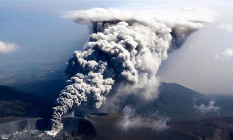ERUPȚIE „EXPLOZIVĂ”. Fumul și cenușa au format o coloană de 2.600 de metri înălțime. ALERTĂ în zonele afectate