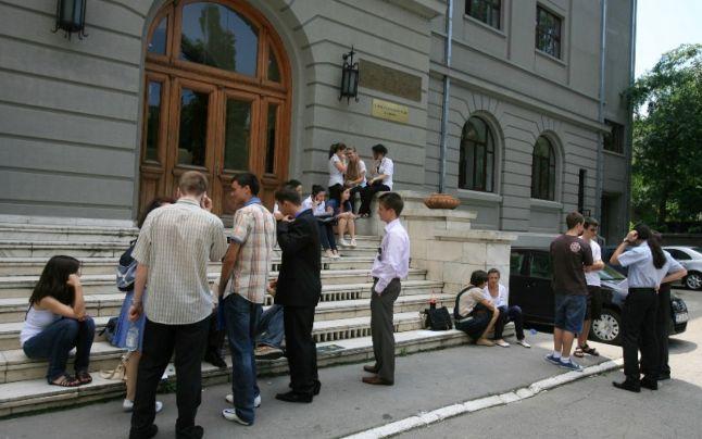 Copilul tău a trecut cu bine de EVALUAREA NAȚIONALĂ 2018?! Alege inteligent! TOP ZECE cele mai bune licee din țară. Ultimele medii