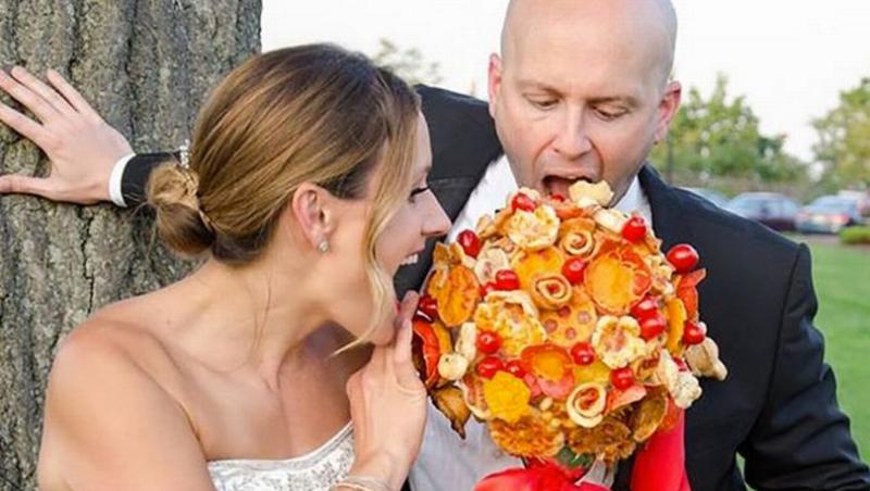 Miresele nu-și mai fac buchete din flori! Care este „moda” la nunți?