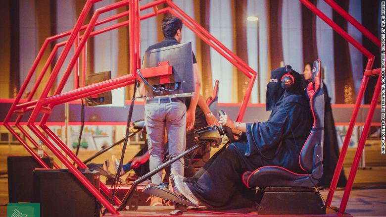 Decizie istorică &icirc;n Arabia Saudită! Femeile vor avea dreptul să conducă!