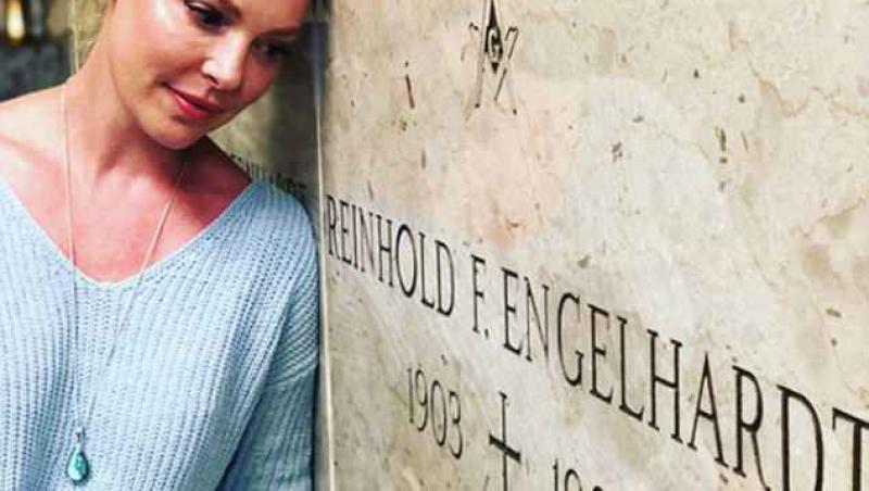 Actrița Katherine Heigl din „Anatomia lui Grey”, criticată DUR după ce a apărut într-o ipostază BIZARĂ într-un cimitir. Ce i-a dat prin cap să facă. FOTO