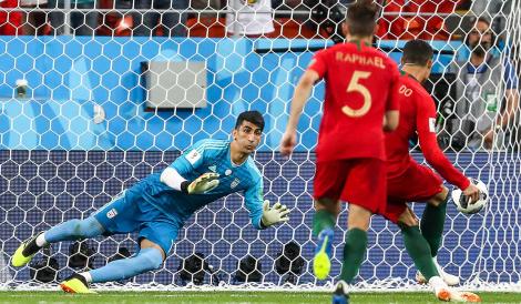 ”Tata mi-a tăiat echipamentul și mănușile pentru a nu mai juca fotbal”. Povestea impresionantă a lui Alireza Beiranvand, omul care a apărat un penalty în fața lui Cristiano Ronaldo