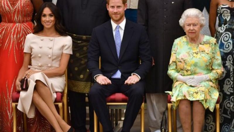 A ÎNCURCAT-O! Meghan Markle a fost surprinsă într-o poziție „nepoliticoasă” lângă regină – FOTO