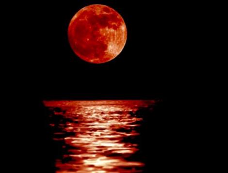 Fenomen astronomic ISTORIC! O lună sângerie își va face apariția. Predicatorii spun că va aduce SFÂRȘITUL LUMII