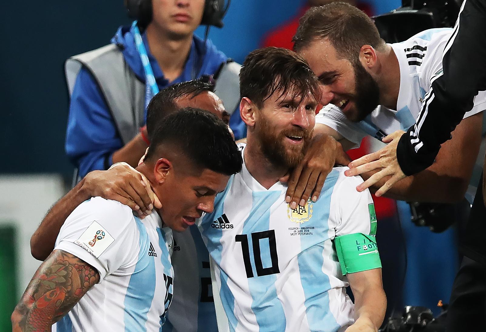 VIDEO: Messi Becali! Selecționerul Argentinei i-ar fi cerut permisiunea lui Messi pentru a face o schimbare. Iată momentul surprins &icirc;n meciul cu Nigeria
