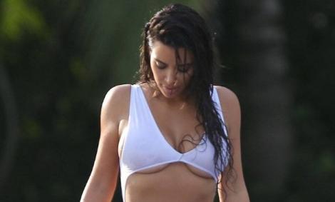 Kim Kardashian nu se poate abține! A promis că nu va mai face selfie-uri, dar nu s-a ținut de cuvânt. IMAGINI INCENDIARE