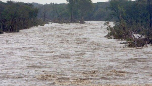 VIDEO! E JALE! Județ din Rom&acirc;nia, sub ape: Un drum național a fost blocat din cauza ploilor torențiale