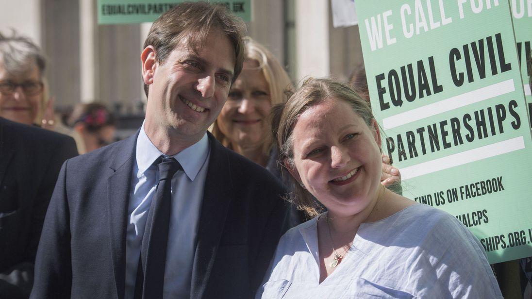 Curtea Supremă a decis: &bdquo;Măsura este discriminatorie&rdquo;. Cuplu heterosexual c&acirc;știgă &icirc;n instanță dreptul de a trăi &icirc;n parteneriat civil.