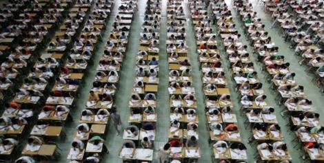 Bacalaureatul din China, „cel mai înspăimântător examen al maturității" din lume. Copiatul este pedepsit cu până la 7 ani de închisoare! Elevii, verificați cu drone și prin scanarea venelor din degete