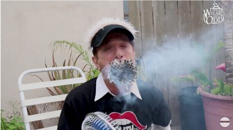 Te crezi fumător înrăit? Fii atent aici! Bărbatul ăsta fumează 130 de ţigări ODATĂ. Este nebunie curată (VIDEO VIRAL)