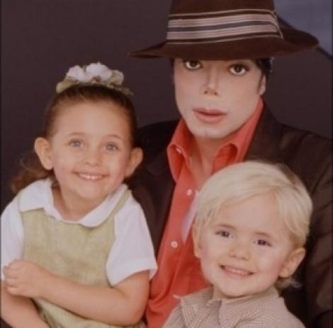 Copiii lui Michael Jackson au RUPT TĂCEREA în legătură cu bunicul lor, despre care cântărețul a spus că îl făcea să „vomite de frică”. „Ai fost…”