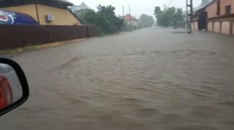 INUNDAȚIILE fac RAVAGII: SUDUL țării este sub apă, DN 52 complet BLOCAT