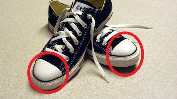 Nimeni nu ar fi bănuit. Ce rol au bucățile cauciuc din v&acirc;rful tenișilor. Puțini sunt cei care cunosc DETALIUL!